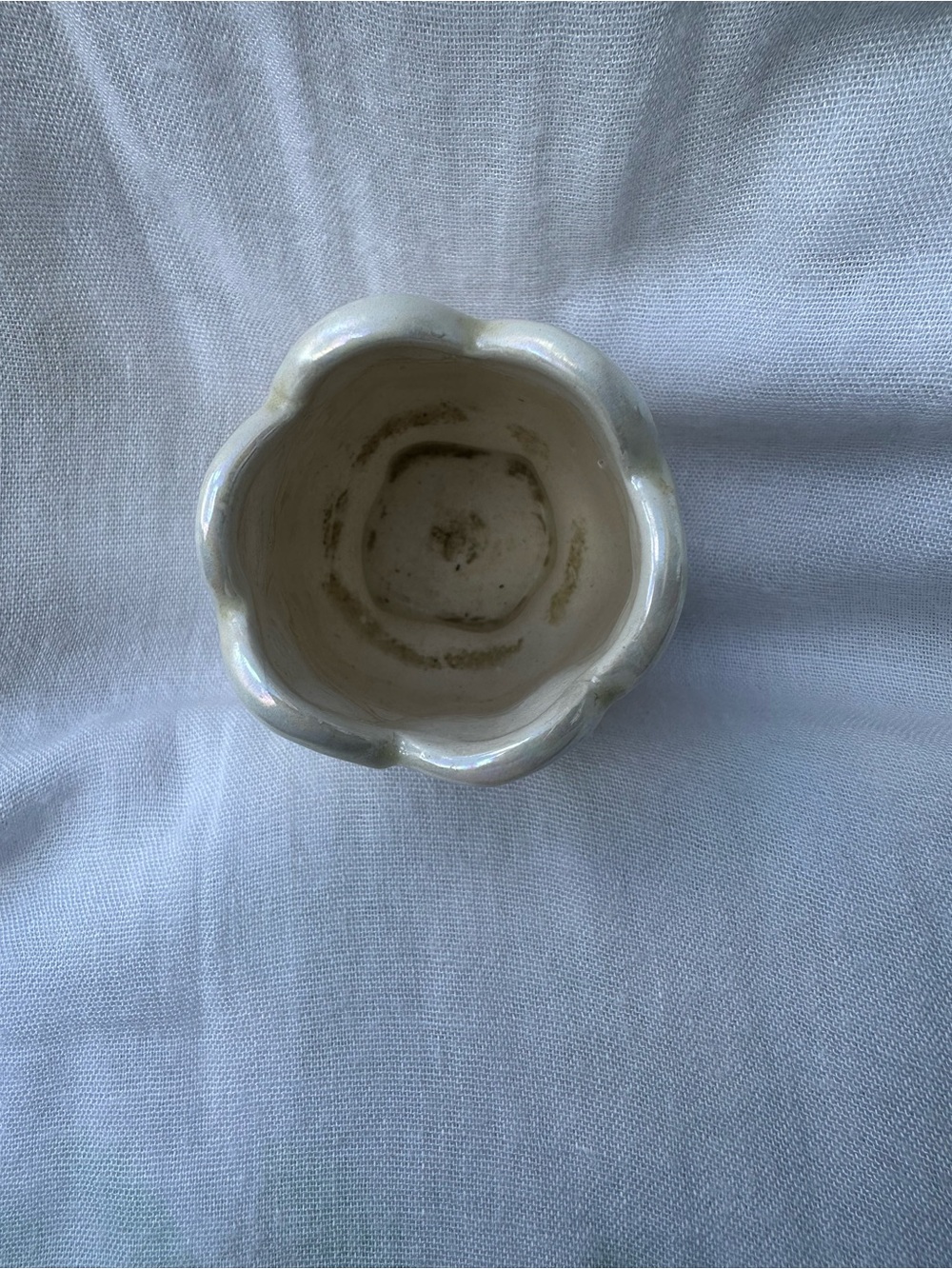 Tulip shaped iridiscent small trinket vase 1 unit - Picture 4 of 5
